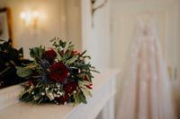 Herbstlicher Brautstrauß mit Dahlien und Disteln (Foto: Steel Hochzeit Steffi Stahl)